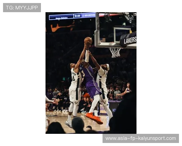 NBA雄鹿字母哥攻筐气势惊人