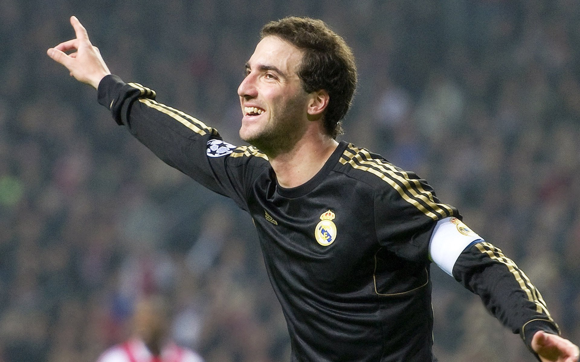 球迷支持热情高超，现场气氛火爆！，球迷的热情